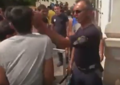 THE SLAP OF THE POLICEMAN THAT GENERATED VARIOUS REACTIONS (VIDEO)