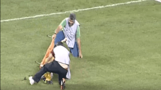 UNBELIEVABLE YOU CAN’T BELIEVE IN YOUR EYES!!! WATCH WHAT HAPPENED IN SOCCER MATCH IN GREECE (VIDEO)