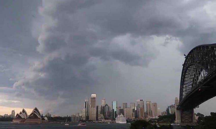 70.000 HOMES WERE WITHOUT ELECTRICITY IN SYDNEY FROM THE YESTERDAY STORM