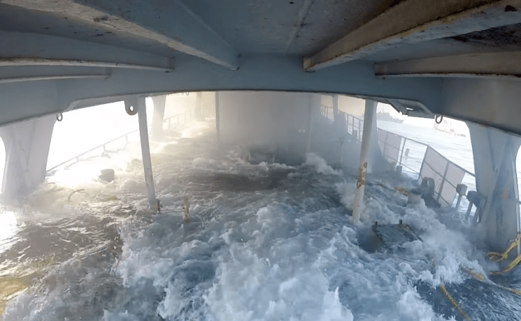 AN AMAZING VIDEO SHOWS US THE MOMENT THAT A SHIP SINKS IN THE SEA