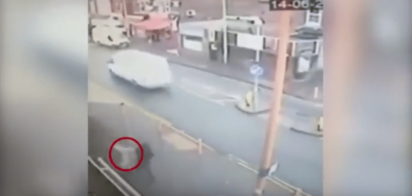 ELDERLY WOMAN WAS YANKED ACROSS THE ROAD BY A HANDBAG THIEF (VIDEO)