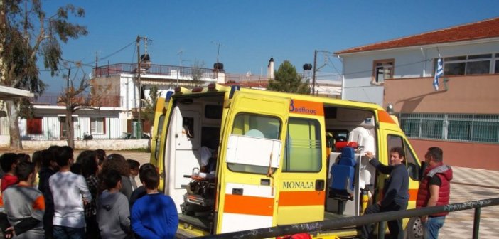 A 7 YEARS OLD GREEK CHILD FAINTED AT SCHOOL – ITS PARENTS DIDN’T HAVE EVEN 50 cents TO GIVE HIM!!!