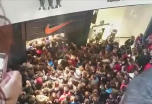 UNBELIEVABLE VIDEO: THEY GOT TRAMPLED AS THEY WERE ENTERING A STORE WITH SPORTS WEAR IN THESSALONIKI